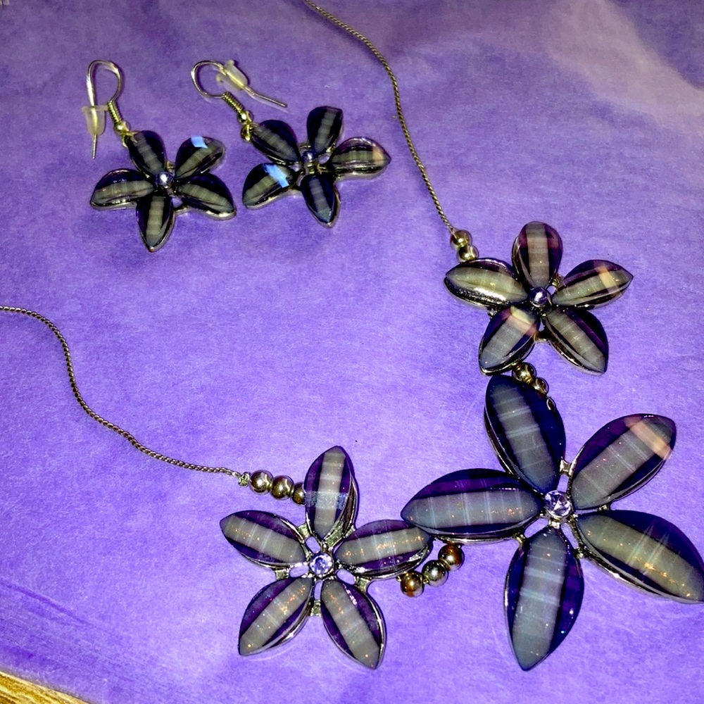 Light purple glass daisy necklace, and earrings set